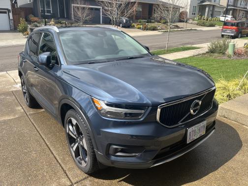 Photo 2 of 9 of 2021 Volvo XC40 T5 Momentum